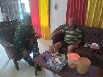 Babinsa Koramil 406-07/Jayaloka Jalin Komunikasi Sosial Bersama Warga Desa Suka Rena