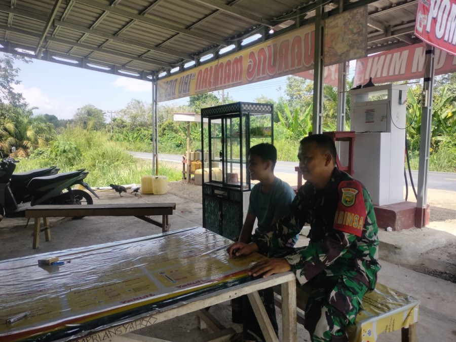 Babinsa Koramil 406-03/Rupit Laksanakan Komsos dengan Warga Desa Batu Gajah