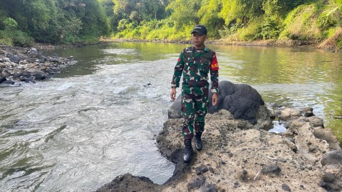 Babinsa Koramil 406-06/Tugumulyo Aktif Lakukan Pemantauan Arus Sungai Guna Antisipasi Banjir