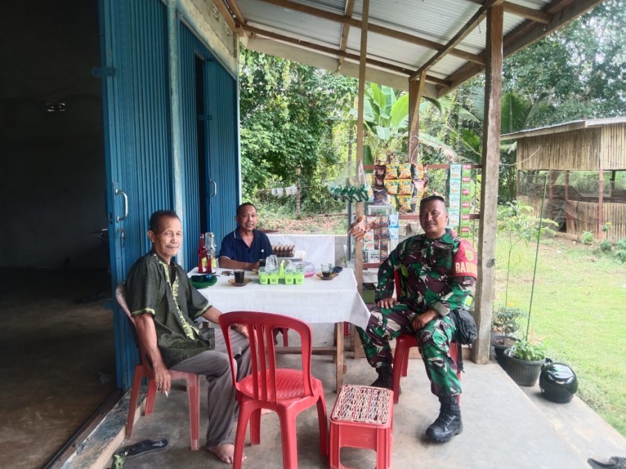 Babinsa Koramil 406-05/Muara Kelingi Serda Rama Doni Jalin Silaturahmi dengan Warga Desa Tri Mukti