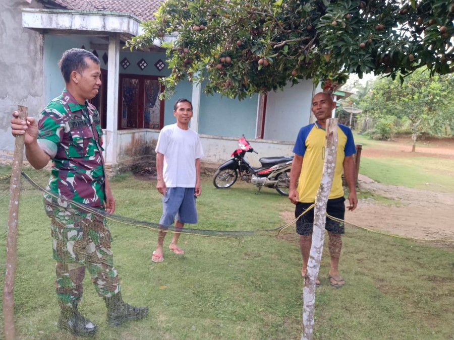 Babinsa Koramil 406-07/Jayaloka, Serda Ade Hermawan, Laksanakan Komsos Bersama Warga Desa Purwodadi