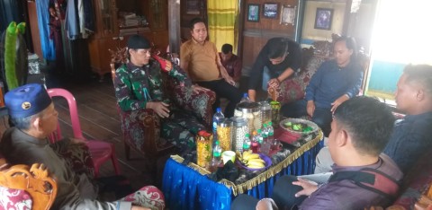 Babinsa Koramil 406-04/Muara Lakitan Laksanakan Komsos di Desa Binaan