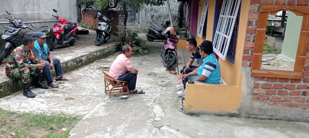 Babinsa Koramil 406-10/Lubuklinggau Timur Koptu RF Simanjuntak Jalin Komsos dengan Warga Kelurahan Jawa Kanan RT 02