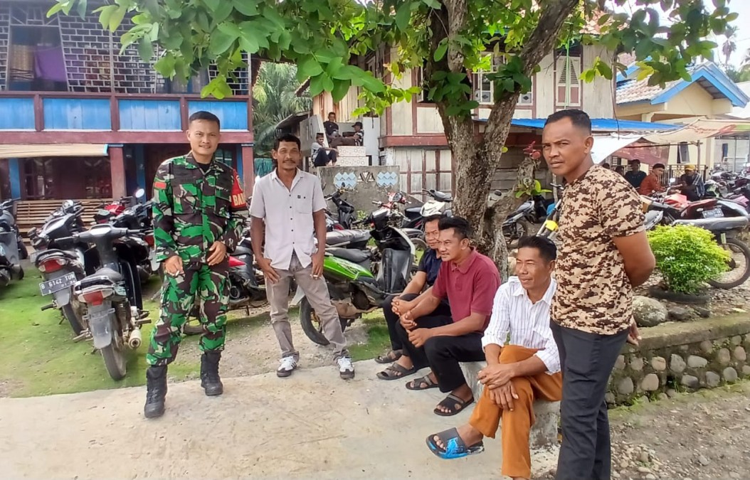 Babinsa Koramil 406-05/Muara Kelingi Jalin Kedekatan Lewat Komsos Bersama Warga Desa Gunung Kembang Lama