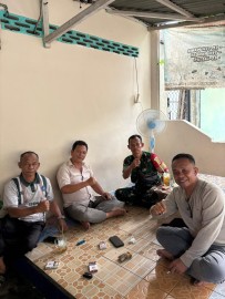 BABINSA KORAMIL 406-10/LUBUKLINGGAU TIMUR JALIN KEAKRABAN DENGAN WARGA RT 06 KELURAHAN WARTERVANG MELALUI KOMUNIKASI SOSIAL