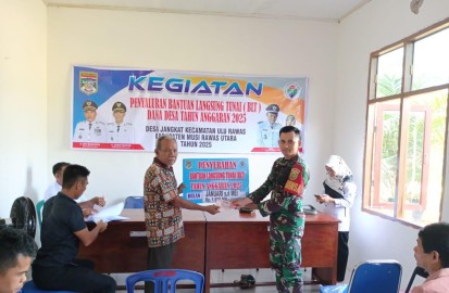 BABINSA KORAMIL 406-01/RAWAS ULU HADIRI KEGIATAN PEMBAGIAN BLT DI DESA JANGKAT