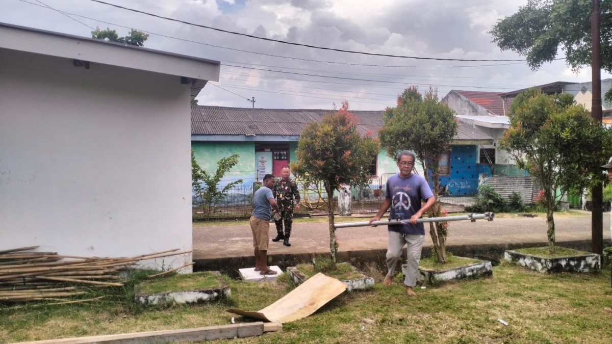 SERTU MARTAN, BABINSA KORAMIL 406-10/LUBUKLINGGAU TIMUR BERSAMA WARGA RT 01 KEK TABA LESTARI GOTONG ROYONG DIRIKAN TENDA UNTUK PEMOTONGAN HEWAN QURBAN