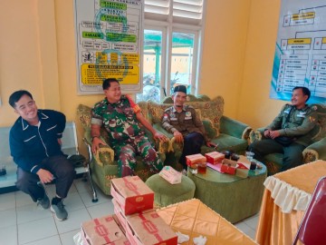 Babinsa Koramil 406-07/Jayaloka Aktif Jalin Komsos dengan Warga Desa Sugiwaras