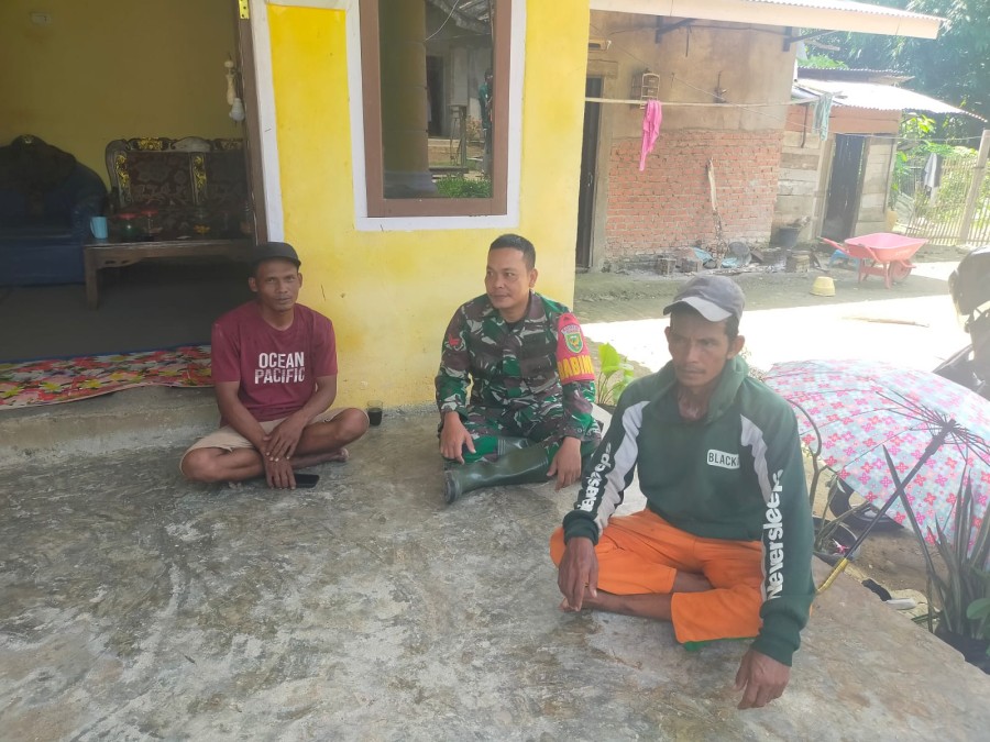 Babinsa Koramil 406-09/Terawas Sosialisasikan Keamanan Lingkungan di Desa Sumber Sari