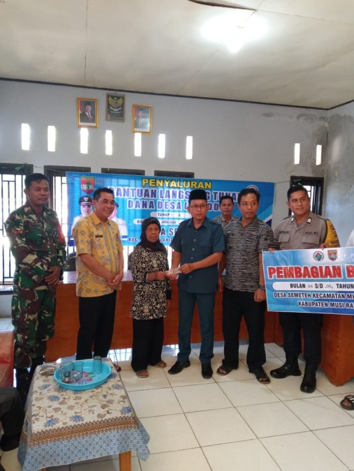 Babinsa Koramil 406-04/Muara Lakitan Laksanakan Pendampingan Pembagian BLT di Desa Semeteh