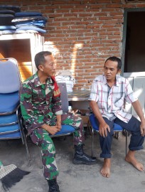 Sertu Jonperi Babinsa Koramil 406-10/Lubuklinggau Timur Jalin Silaturahmi dengan Warga Kelurahan Nikan Jaya