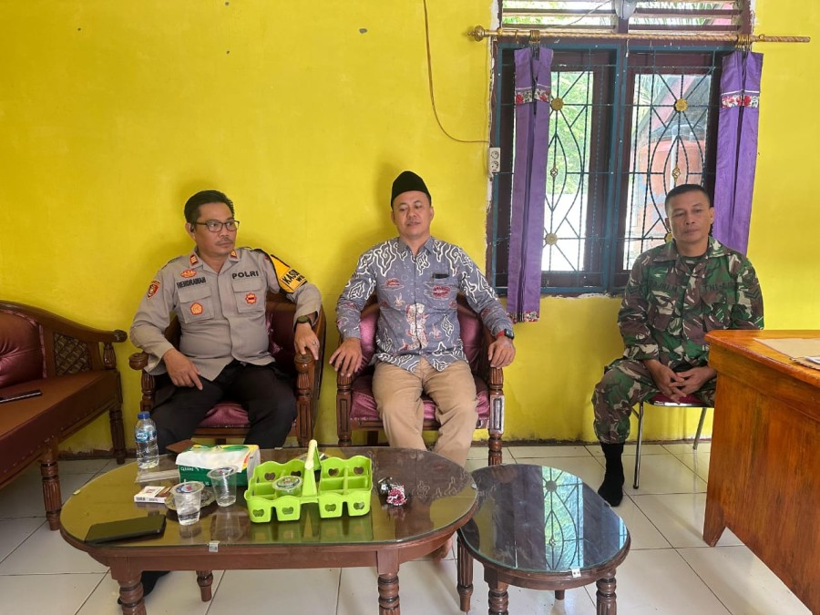 Babinsa Koramil 406-04/Muara Lakitan dan Bhabinkamtibmas Jalin Komsos dengan Kepala Desa Semangus Lama Bahas Keamanan Pasca Idul Adha