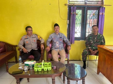 Babinsa Koramil 406-04/Muara Lakitan dan Bhabinkamtibmas Jalin Komsos dengan Kepala Desa Semangus Lama Bahas Keamanan Pasca Idul Adha