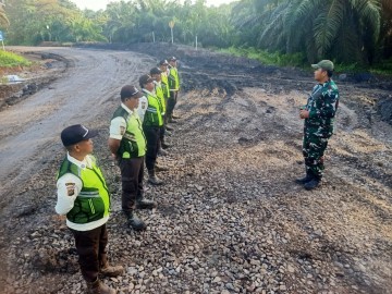 Sertu Okta Hardiansyah, Babinsa Koramil 406-02/Rawas Ilir, Berikan Motivasi Keselamatan Kerja kepada Warga Desa Belani