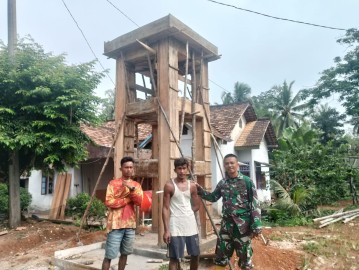 Babinsa Koramil 406-05/Muara Kelingi Tinjau Pembangunan Sumur Bor di Desa Leban Jaya
