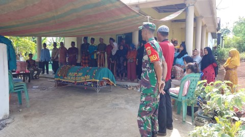 Babinsa Belalau I Turut Berdukacita atas Wafatnya Warga Binaan, Hadir di Rumah Duka
