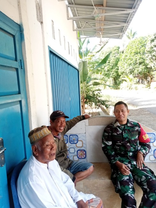 Babinsa Koramil 406-07/Jayaloka Jalin Keakraban Lewat Komsos Bersama Warga Desa Ngestiboga