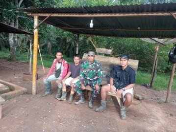 BABINSA KORAMIL 406-02/RAWAS ILIR LAKSANAKAN KOMSOS DENGAN WARGA DESA BERINGIN SAKTI