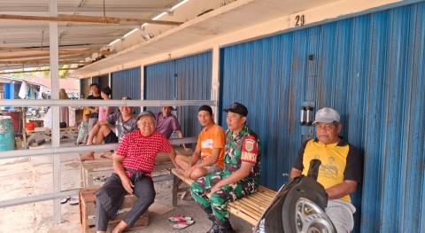 Babinsa Koramil 406-01/Rawas Ulu Laksanakan Komsos Bersama Warga Pasar Surulangun