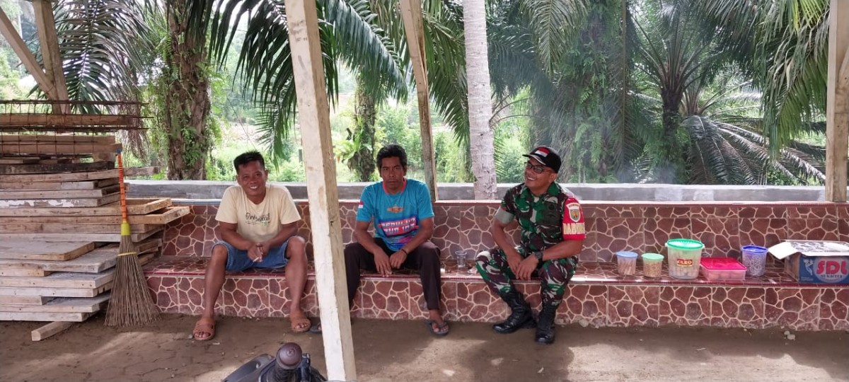 Babinsa Koramil 406-07/Jayaloka Kopka Tri Arianto Gelar Komsos Bersama Warga Desa Donorejo