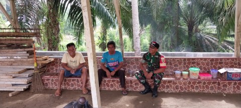 Babinsa Koramil 406-07/Jayaloka Kopka Tri Arianto Gelar Komsos Bersama Warga Desa Donorejo