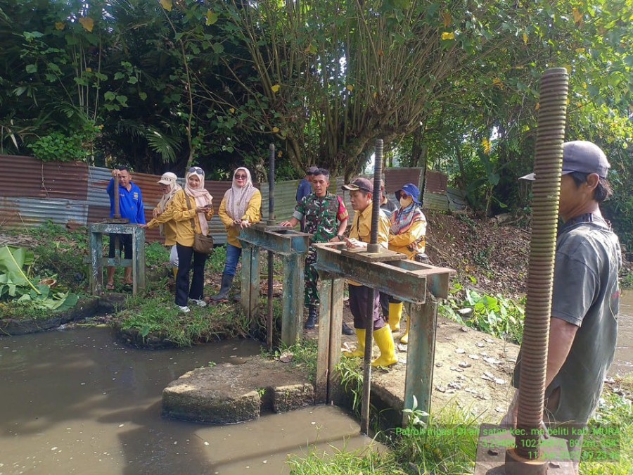 Babinsa Koramil 406-06/Tugumulyo Laksanakan Patroli Irigasi Bersama Masyarakat di DI Air Satan