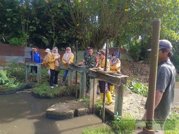 Babinsa Koramil 406-06/Tugumulyo Laksanakan Patroli Irigasi Bersama Masyarakat di DI Air Satan