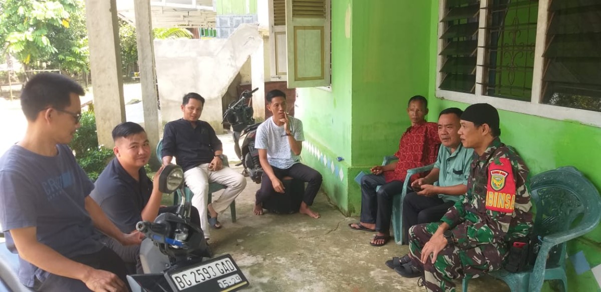 Babinsa Koramil 406-04/Muara Lakitan Laksanakan Komsos Monitoring Keamanan Lingkungan