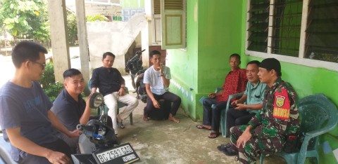 Babinsa Koramil 406-04/Muara Lakitan Laksanakan Komsos Monitoring Keamanan Lingkungan