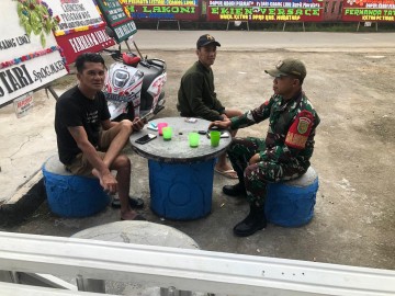Babinsa Koramil 406-03/Rupit Laksanakan Komsos dengan Warga Desa Sungai Jernih