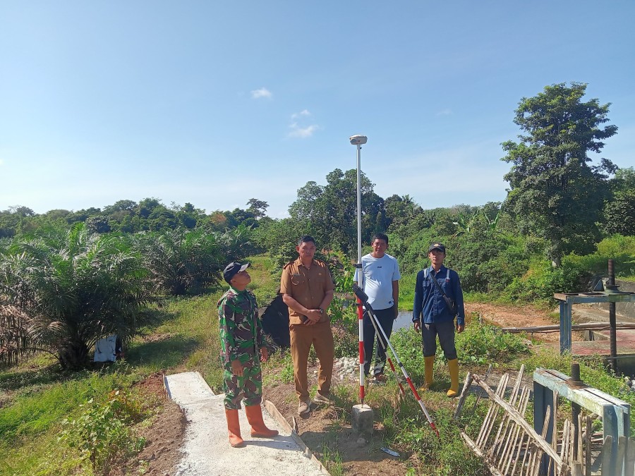 Babinsa Dampingi Tim SID Universitas Padjadjaran Lakukan Pengukuran Lahan Cetak Sawah di Lesung Batu Muda