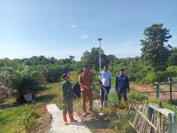 Babinsa Dampingi Tim SID Universitas Padjadjaran Lakukan Pengukuran Lahan Cetak Sawah di Lesung Batu Muda
