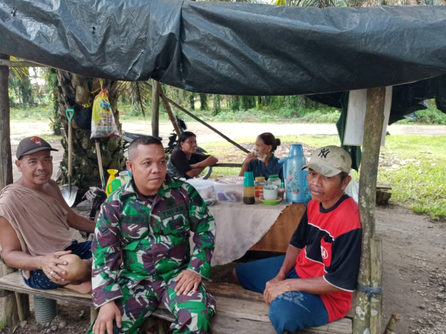 Serda Rilly Babinsa Koramil 406-05/Muara Kelingi Tingkatkan Kemanunggalan TNI Bersama Rakyat di Desa Mandi Aur