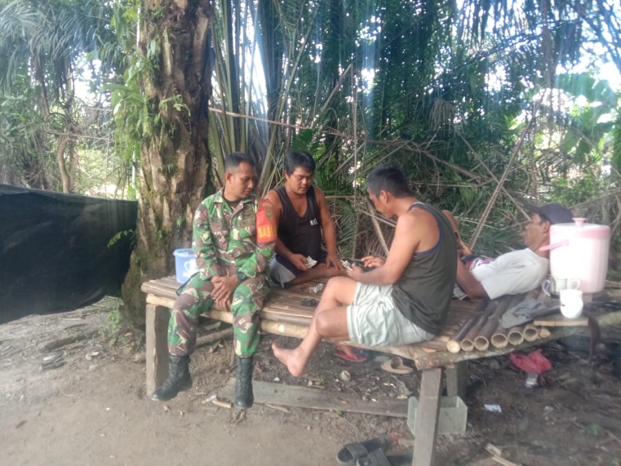 Babinsa Koramil 406-04/Muara Lakitan Jalin Komsos Bahas Pencegahan Karhutla di Desa Marga Puspita