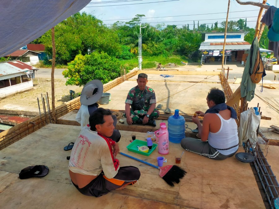 Babinsa Koramil 406-09/Terawas Gelar Komsos, Ingatkan Warga Jaga Keamanan Saat Beraktivitas