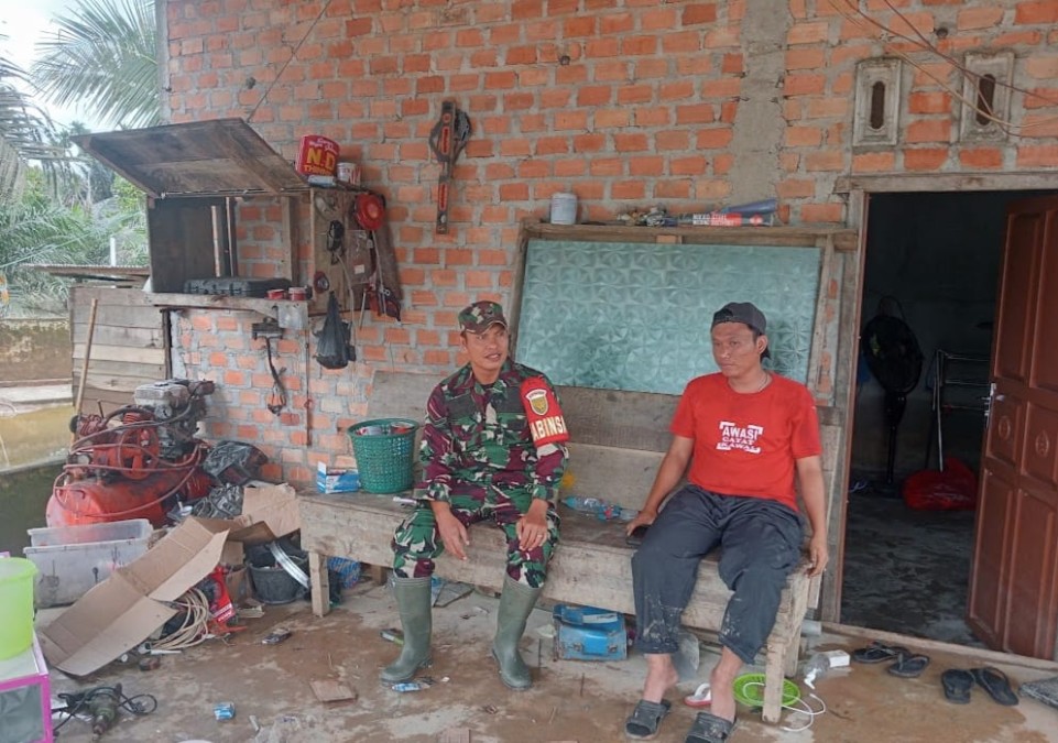 Babinsa Koramil 406-02/Rawas Ilir Laksanakan Komsos di Desa Mandi Angin