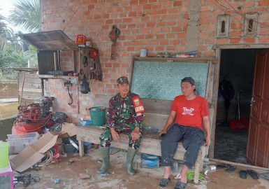 Babinsa Koramil 406-02/Rawas Ilir Laksanakan Komsos di Desa Mandi Angin