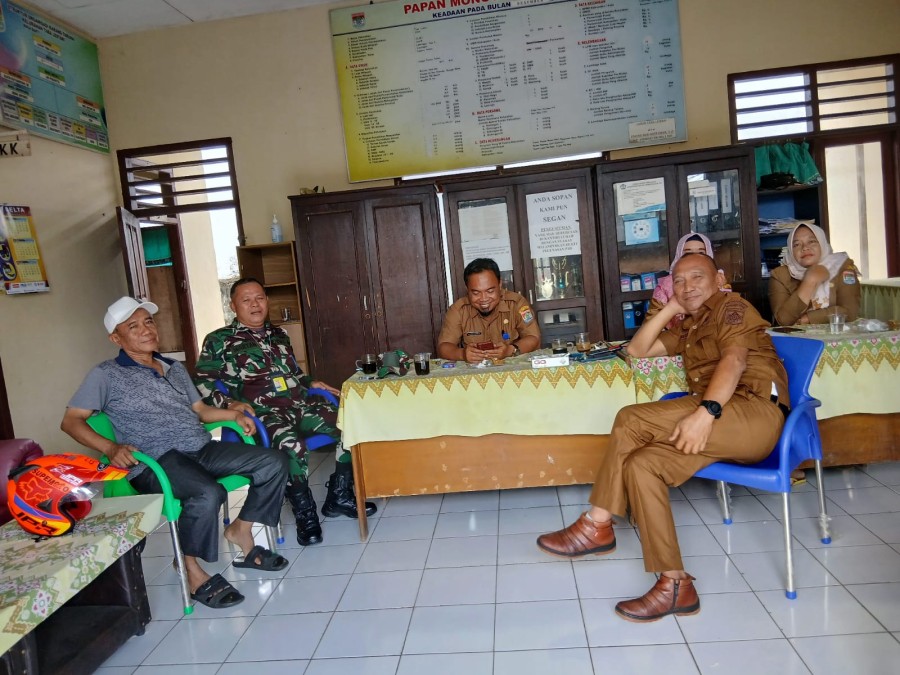 Babinsa Koramil 406-10/Lubuklinggau Timur Sertu Martan Jalin Silaturahmi dengan Staf Kelurahan Taba Lestari