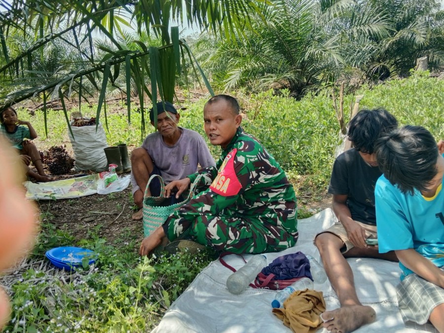 Babinsa Koramil 406-05/Muara Kelingi Jalin Silaturahmi dengan Warga Desa Mangan Jaya