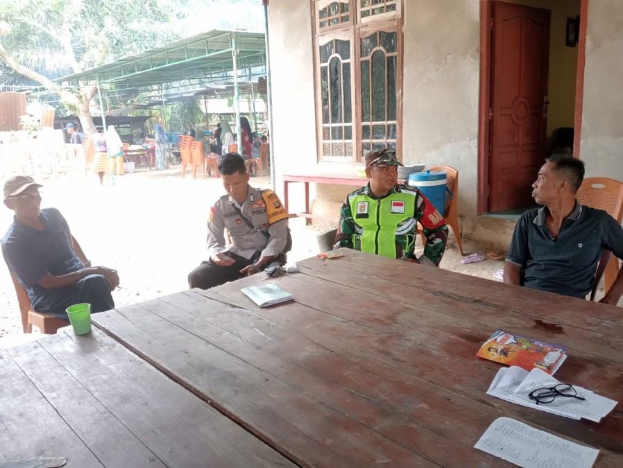 Babinsa dan Bhabinkamtibmas Jalin Silaturahmi Komsos Bersama Warga di Desa Bina Karya