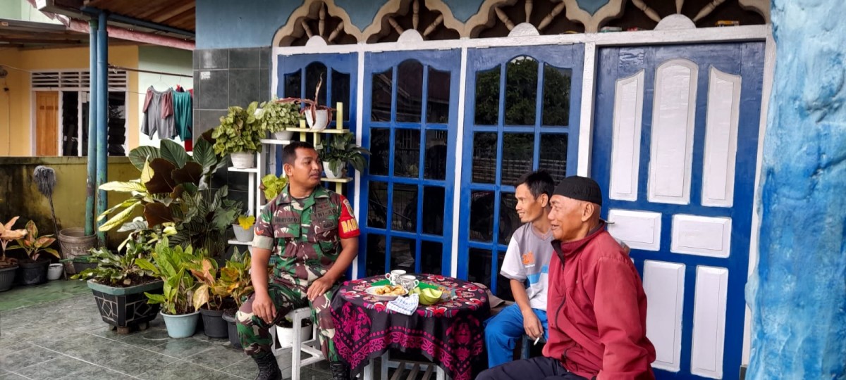Babinsa Koramil 406-10/Lubuklinggau Timur, Koptu Murtopo, Jalin Silaturahmi dengan Warga RT 03 Kelurahan Ceremeh Tabah