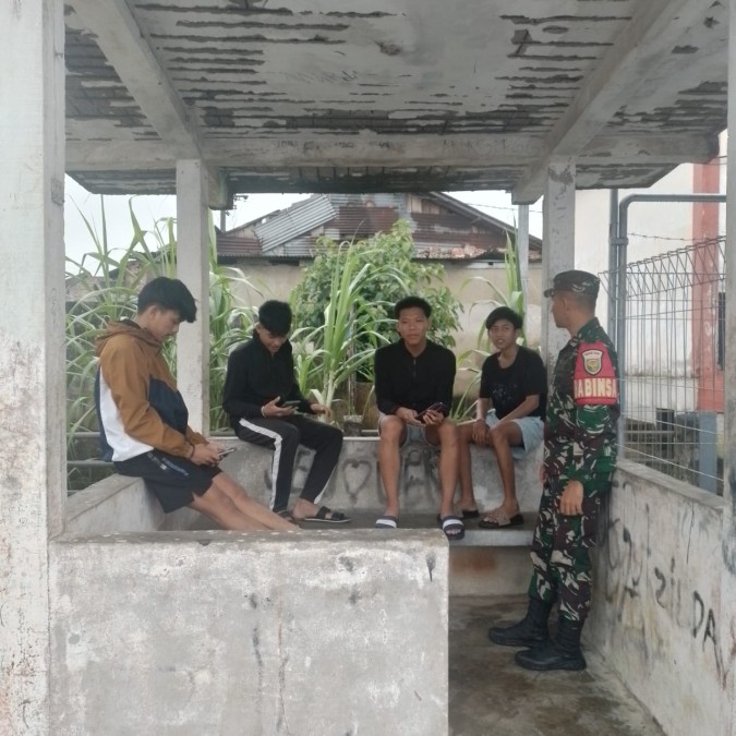 Babinsa Koramil 406-03/Rupit Laksanakan Komsos di Desa Embacang Baru Ilir