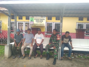 Babinsa Koramil 406-01/Rawas Ulu Laksanakan Komsos Bahas Keamanan Desa