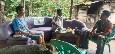 Serda Sutarmono Babinsa Koramil 406-07/Jayaloka Jalin Silaturahmi dengan Warga Desa Margatani