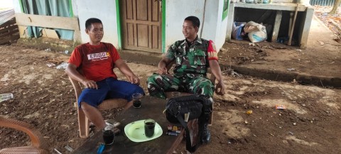 Babinsa Koramil 406-07/Jayaloka Tingkatkan Komsos dengan Warga Desa Yudha Karya Bhakti