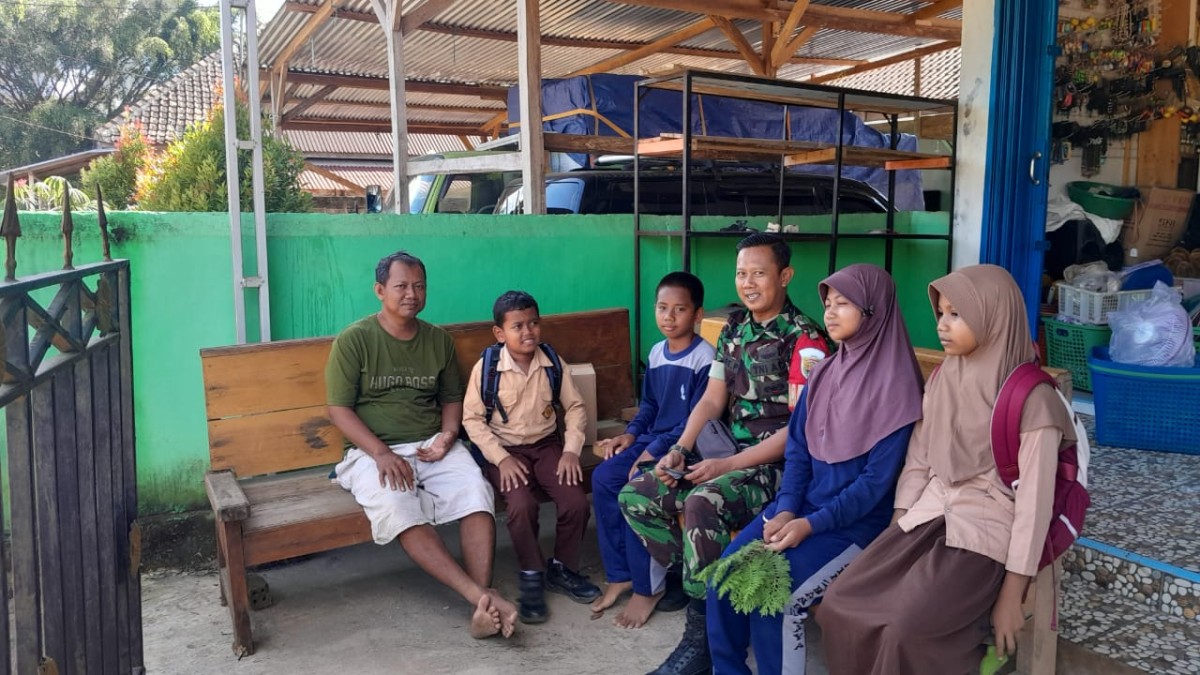 Babinsa Koramil 406-05/Muara Kelingi Laksanakan Komsos Bersama Warga di Desa Sadu