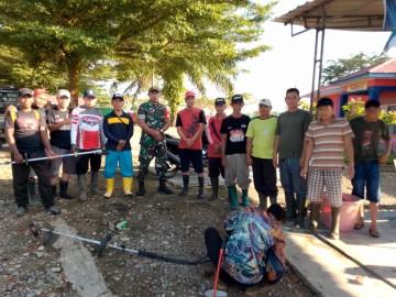 Babinsa Koramil 406-01/Rawas Ulu Laksanakan Gotong Royong Bersama Warga di Desa Sungai Jauh