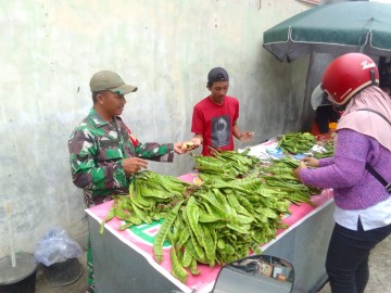 Babinsa Koramil 406-10/Lubuklinggau Timur Jalin Keakraban dengan Pedagang Pasar Moneng
