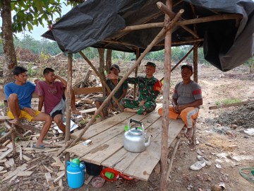 Babinsa Koramil 406-03/Rupit Laksanakan Komsos Bersama Warga Desa Tanjung Beringin