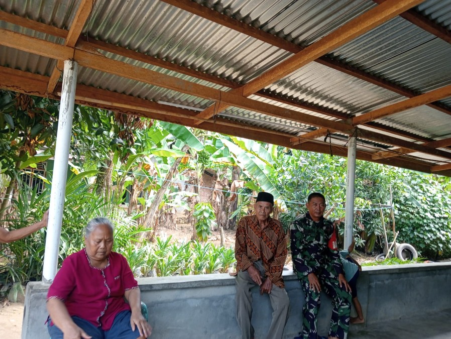 Babinsa Koramil 406-02/Rawas Ilir Laksanakan Komsos dengan Warga Desa Beringin Sakti